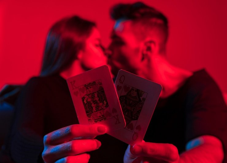 Tim direkturtoto bekerja di studio live-dealer dengan teknologi kamera multi-sudut