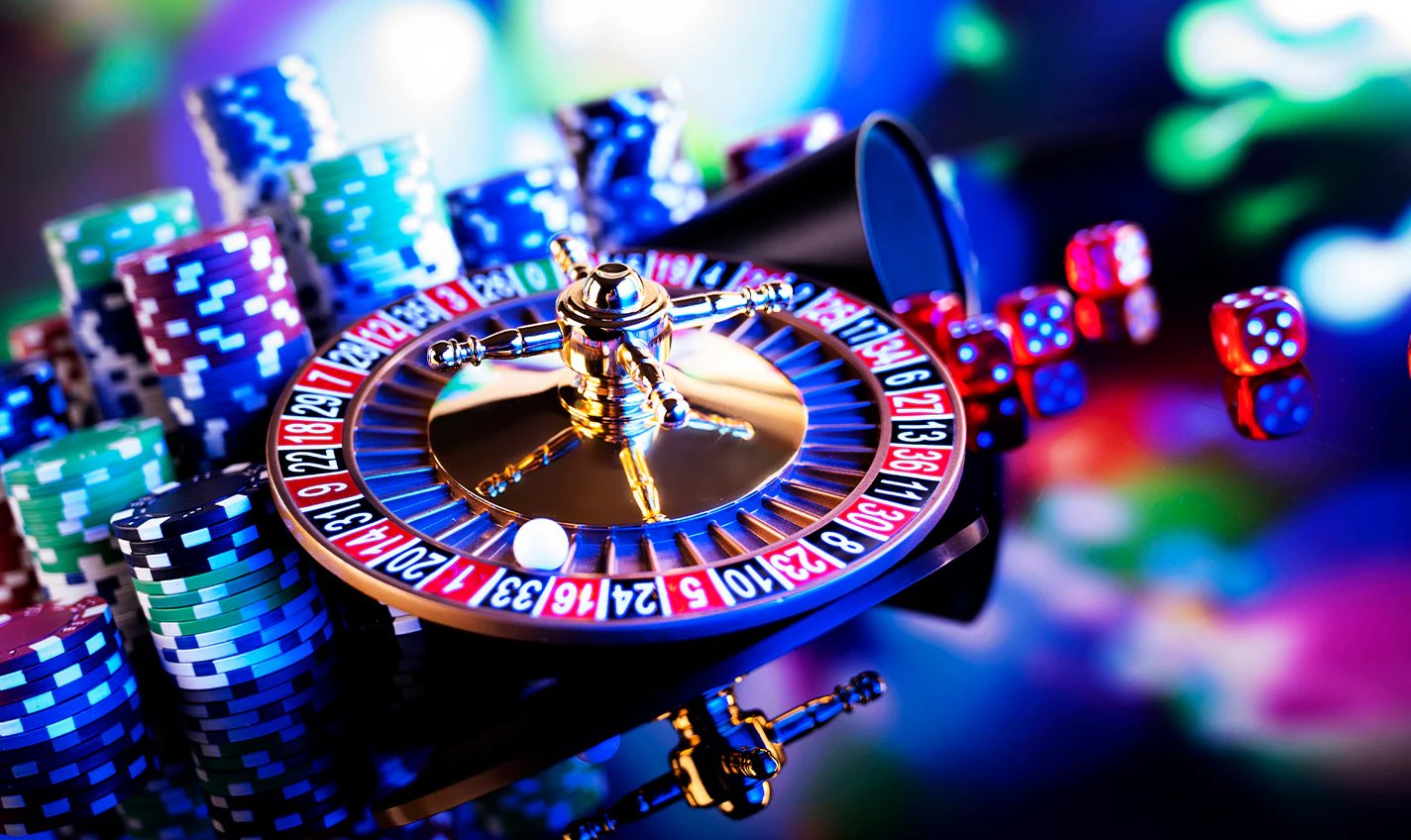 Dealer profesional melayani meja roulette dalam mode Free Play